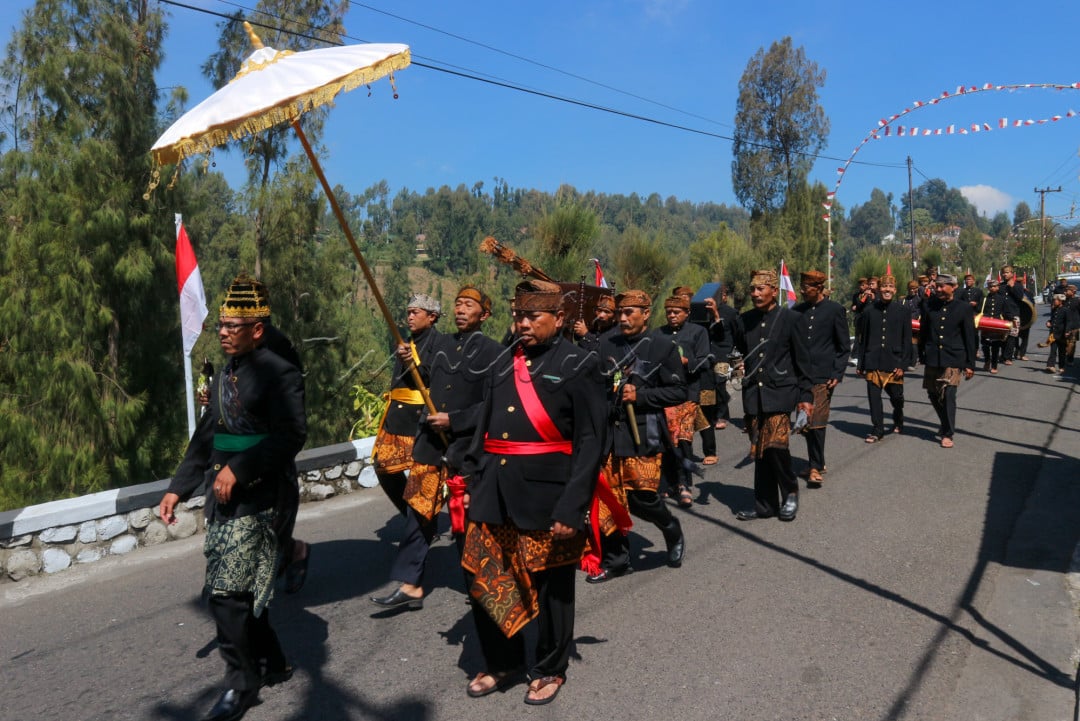 Masyarakat suku Tengger Bromo Jatim lintas agama menggunakan baju adat melangsungkan kirab keliling desa untuk berdoa bersama demi kebaikan bersama, membersihkan Angkara di bumi menyambut perayaan hari raya Karo.