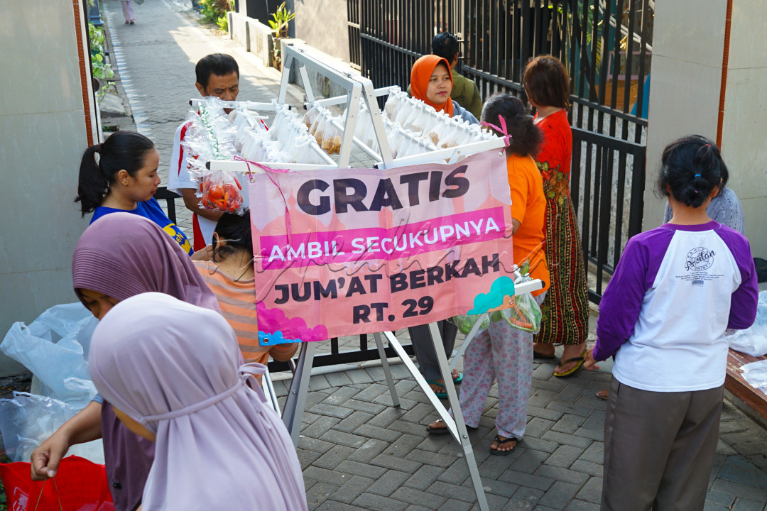 Kegiatan Jumat Berkah adalah salah satu bentuk solidaritas dalam merawat kebhinekaan<br />
sebagian warga iuran untuk membeli kebutuhan pokok seperti lauk pauk, sayuran, dll dan dibagikan kepada warga yang membutuhkan, kegiatan ini rutin dilakukan 2 minggu sekali oleh warga Kebonagung RT.29 Kecamatan Pakisaji, Kab Malang.<br />
Bahkan awal mula kegiatan ini saat Indonesia dilanda oleh pandemi, dan sampai saat ini masih konsisten dalam melakukan kegiatan sosial untuk sesama