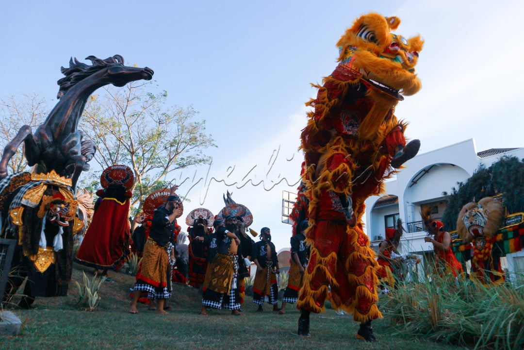 Seniman seniman lintas budaya mengadakan penampilan seni menyambut HUT kemerdekaan RI 2023 di Surabaya bertujuan menyatukan jiwa dalam semangat kebersamaan dan persatuan.