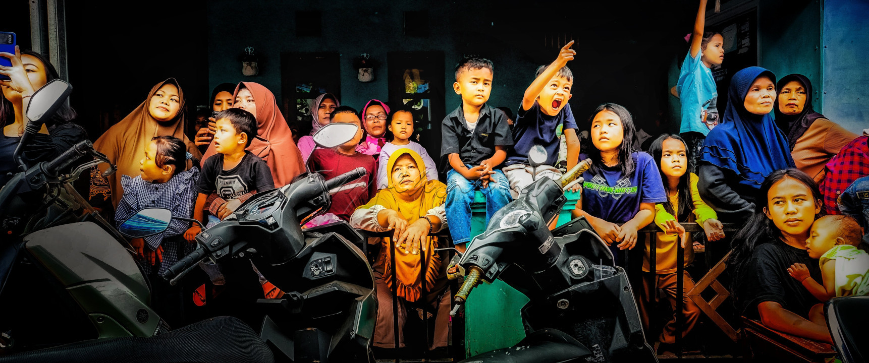 Di perkampungan yang relatif padat penduduk penghuninya umumnya kalangan masyarakat menengah ke bawah, jika ada yang menyelenggarakan pesta hajatan di rumahnya seringkali menyelenggarakan pesta atau panggung hiburan yang jadi tontonan para tetangganya. Kemeriahan ini juga sebagai ajang membina rasa solidaritas dan saling membantu antar tetangga.&nbsp;