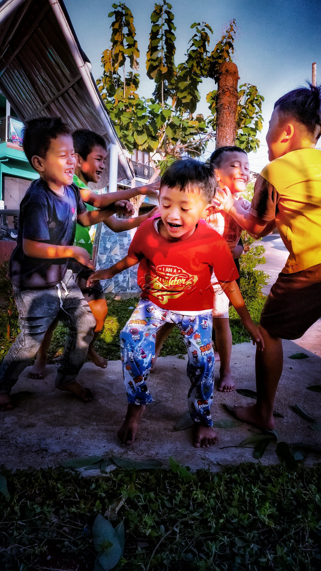 Masa Kanak-kanak merupakan masa yang paling berkesan bagi setiap orang. Solidaritas terbentuk sejak masa kanak-kanak dengan membiasakan bermain bersama tanpa membedakan suku, agama, ras, serta adat. Potret keindahan dalam kebhinekaan memang seringkali diperlihatkan oleh anak-anak yang bermain bersama.&nbsp;