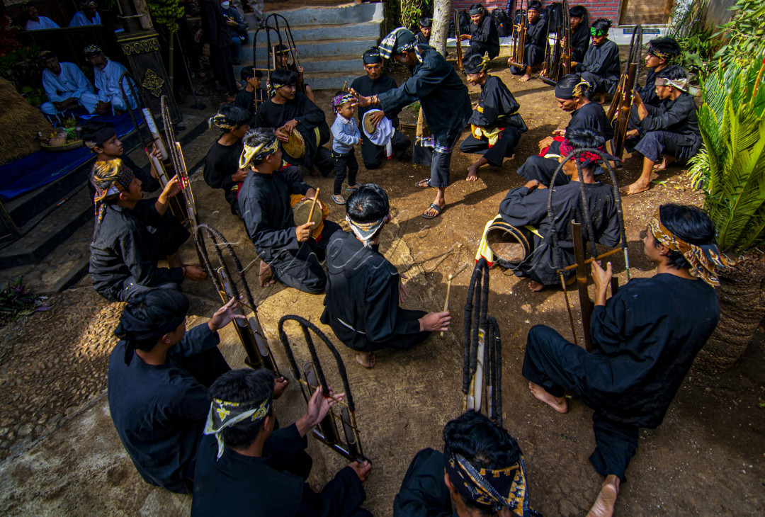 Angklung buncis merupakan suatu jenis angklung yang biasa di mainkan ketika upacara adat, kampung pasiran merupakan kampung adat sunda wiwitan yang berada di Garut, tidak banyak diketahui karena tempatnya berada di tengah tengah pemukiman penduduk