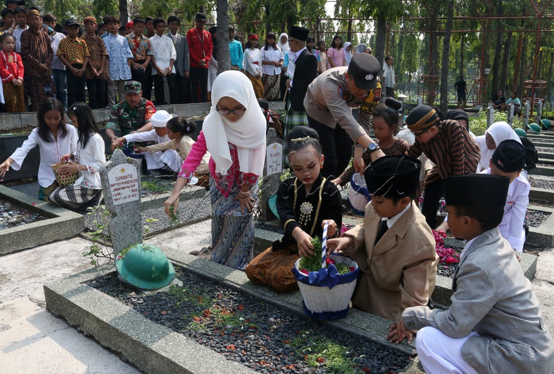 <div>Ratusan Pelajar Sekolah Dasar di Kota Semarang&nbsp;&nbsp;Dengan Kostum Pahlawan Berziarah di Makam Pahlawan Giri Tunggal,Kota Semarang(9/10/2023),Kegiatan ini Dalam Rangka Peringatan Hari Pahlawan,Untuk Mengenang Jasa Para Pahlawan Dan Memupuk Solidaritas Merawat Kebhinekaan</div>