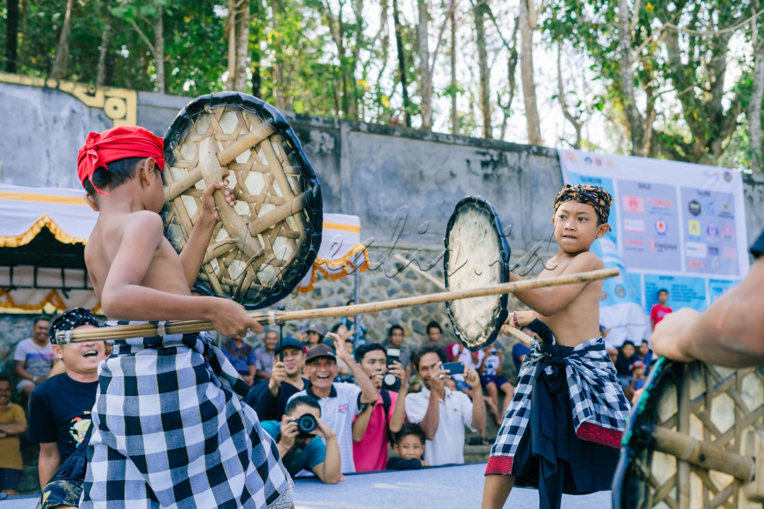Semangat persatuan antar sesama dapat dibentuk melalui sarana kebudayaan yang ada. Seperti misalnya masyarakat Desa Seraya, Kabupaten Karangasem, Bali yang melibatkan anak-anak untuk turut serta meramaikan pamentasan Gebug Ende. Pamentasan Gebug Ende merupakan ruang masyarakat untuk dapat saling menguatkan persatuan melalui gaya saling memukul yang menggambarkan kedekatan bukan hanya perihal kasih tetapi saling menguatkan