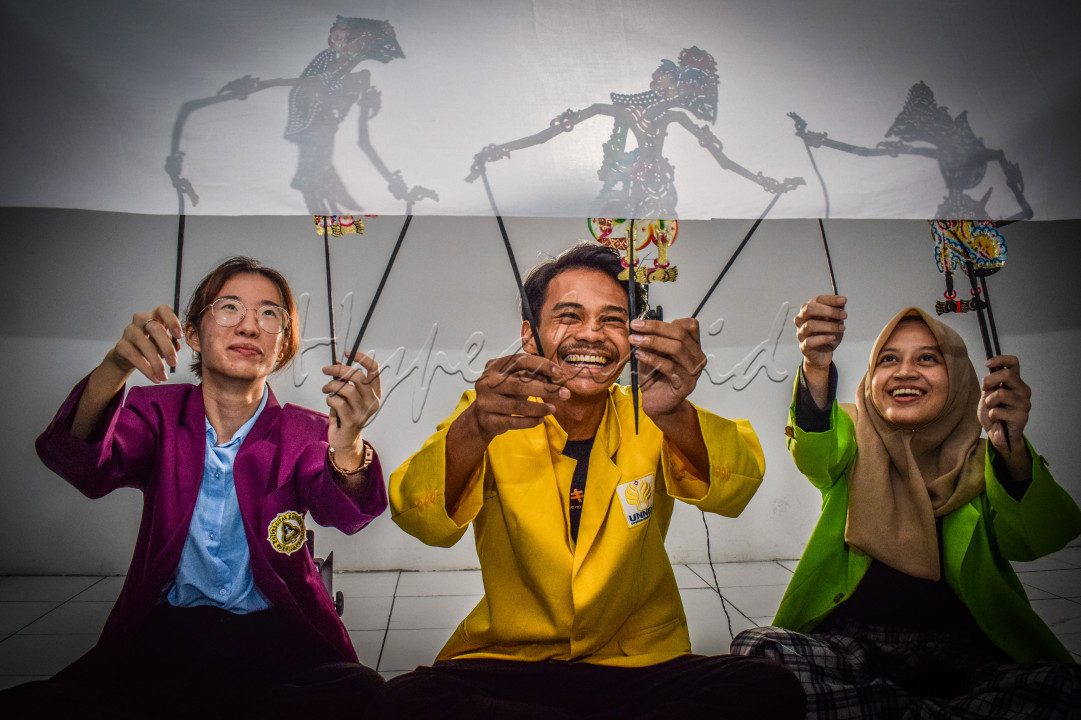 Jangan sampai perbedaan itu membuat kita bersikap berbeda atau bahkan menjadi membenci seseorang atau sekelompok orang. Ini penting ditekankan dalam kehidupan mahasiswa di kampus,&nbsp; hanya karena beda organisasi, teman bisa jadi tidak akrab, rasa persaudaraan dengan teman kampus sendiri bisa sedikit miring,<br />
Memang perbedaan akan selalu ada, namun dengan sikap saling menghormati dan menghargai akan menghindarkan kita dari pertikaian, pertentangan dan permusuhan. Pertikaian karena perbedaan ini tidak sesuai dengan dengan semboyan Bhinneka Tunggal Ika, yang artinya berbeda-beda tetap satu.<br />
.