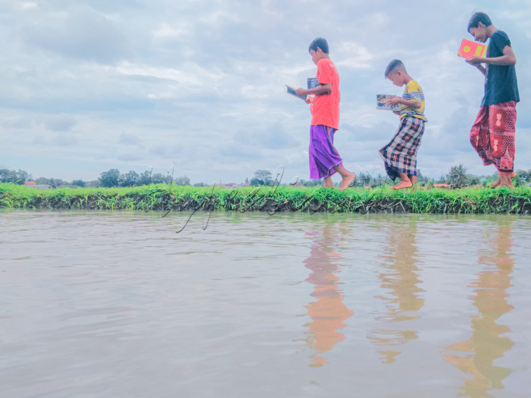 Bhineka Tunggal Ika.Berbeda-beda tetap satu jua. Seperti tertuang dalam sila pertama pancasila,yakni Ketuhanan Yang Maha Esa. Setiap orang berhak memeluk agama dan mempercayai tuhan,walaupun caranya berbeda.