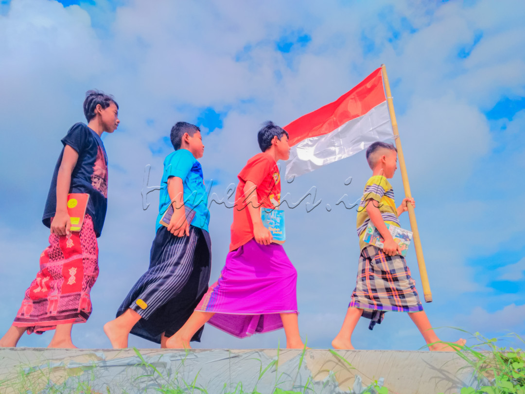 Bhineka Tunggal Ika.Berbeda-beda tetap satu jua. Seperti tertuang dalam sila pertama pancasila,yakni ketuhanan yang maha esa. Setiap orang berhak memeluk agama dan mempercayai tuhan,walaupun caranya berbeda.
