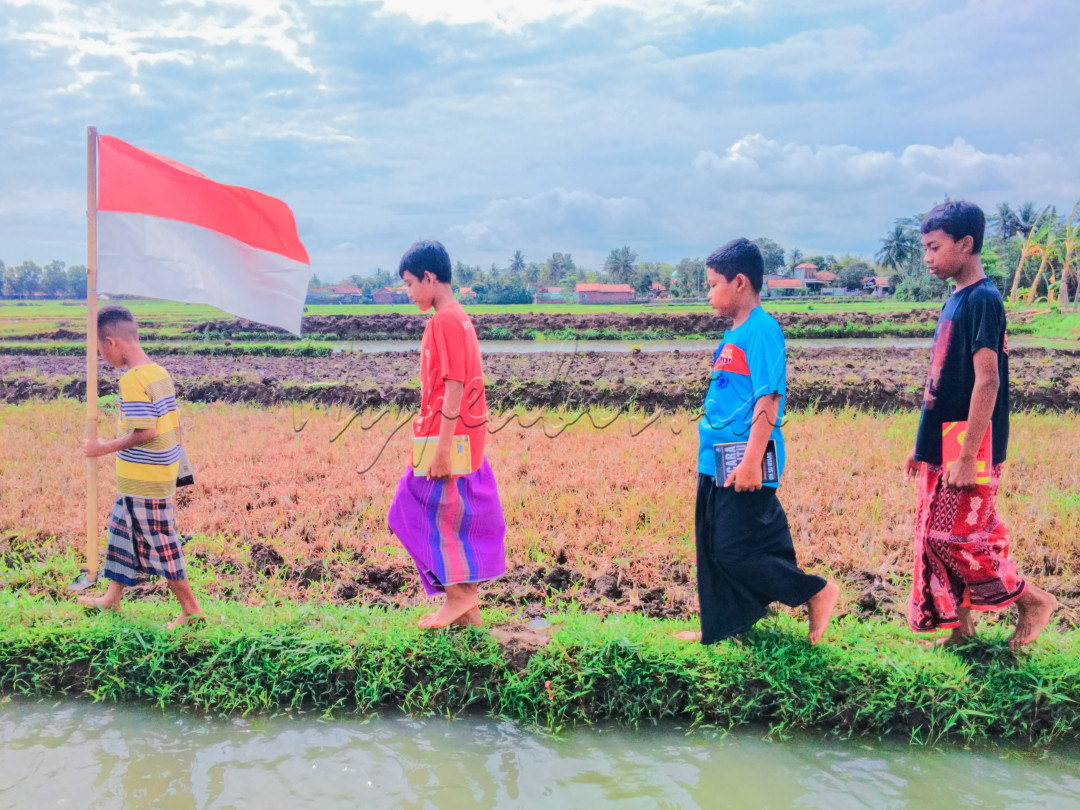 Bhineka Tunggal Ika.Berbeda-beda tetap satu jua. Seperti tertuang dalam sila pertama pancasila,yakni ketuhanan yang maha esa. Setiap orang berhak memeluk agama dan mempercayai tuhan,walaupun caranya berbeda.