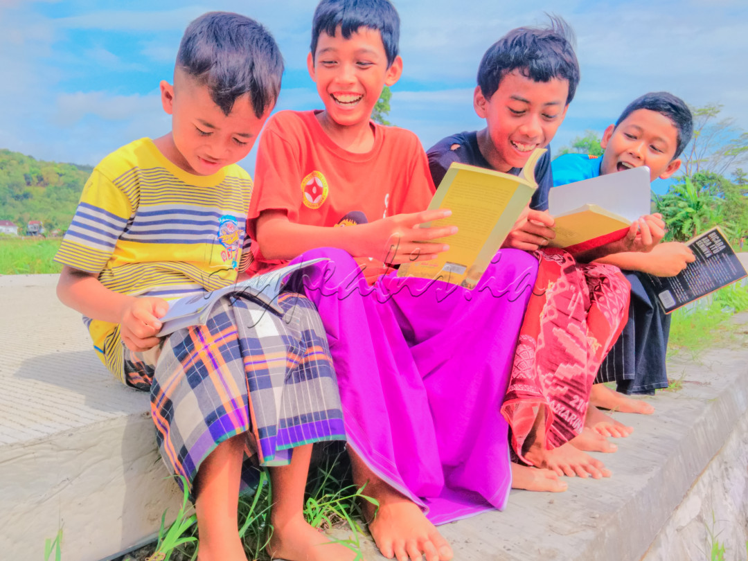 Bhineka Tunggal Ika.Berbeda-beda tetap satu jua. Seperti tertuang dalam sila pertama pancasila,yakni ketuhanan yang maha esa. Setiap orang berhak memeluk agama dan mempercayai tuhan,walaupun caranya berbeda.