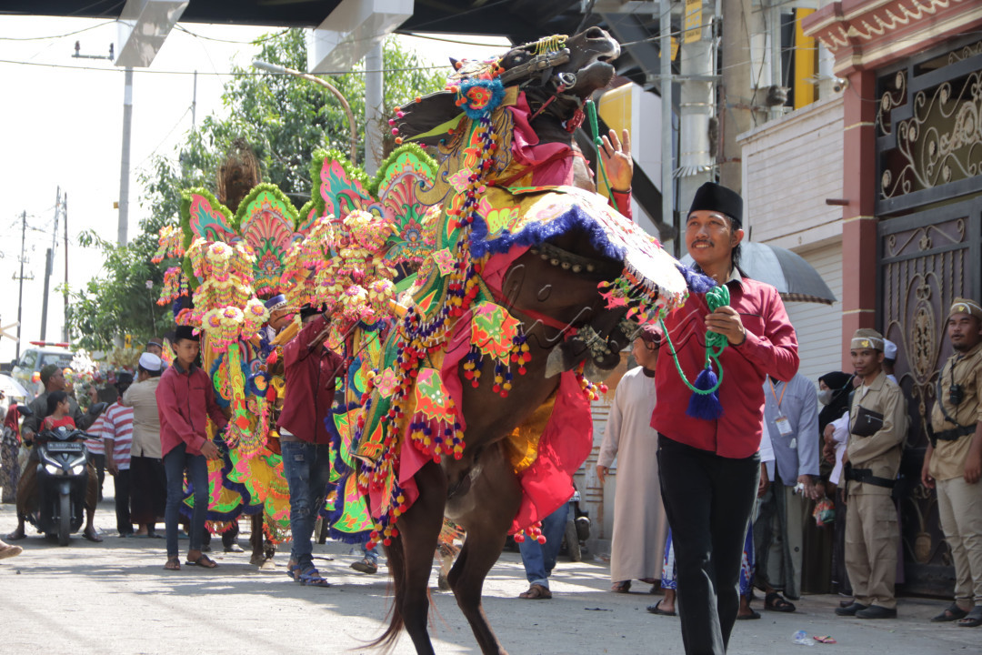 Menjaga hubungan anatara pawang kuda dengan kudanya adalah hal penting supaya tarian kuda renggong bisa terlaksana. Begitu juga menjaga hubungan antara suku adalah hal penting untuk menjaga "kebhinnekan tunggal ika" kita&nbsp;