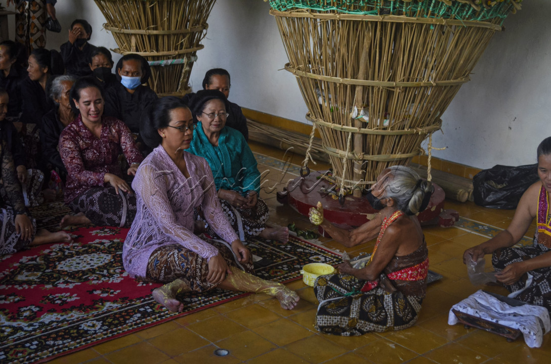 <div>Prosesi pertama yang saya abadikan dalam rangkaian "Menuju Raya". Numplak Wajik; prosesi merangkai gunungan dan simbol sedekah raja kepada rakyat.</div>
<br />
Kali pertama mengabadikan Upacara Numplak Wajik. Dihadiri oleh Abdi Dalem Keparak yang dipimpin oleh Putri Dalem (GKR Mangkubumi) dan para saudari Sultan yang ditunjuk.