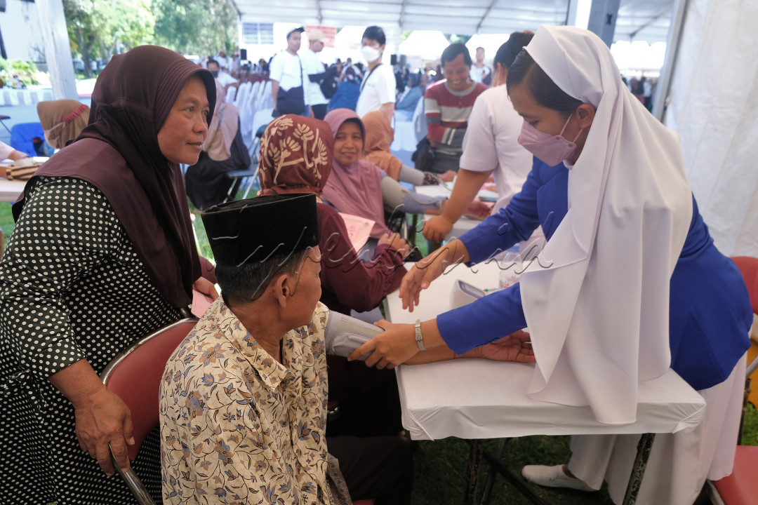 Relawan medis memeriksa kesehatan pasien peserta bakti sosial Waisak 2023 di lapangan Lumbini kompleks Taman Wisata Candi (TWC) Borobudur, Magelang, Jawa Tengah, Selasa (30/5/2023). Perwakilan Umat Buddha Indonesia (WALUBI) ) bekerjasama dengan TNI-Polri dan relawan menggelar bakti sosial pengobatan gratis lintas agama bagi warga kurang mampu yang melibatkan sedikitnya dua ratus dokter dan empat ratus relawan medis dengat target menangani sebanyak 8.000 pasien.&nbsp;