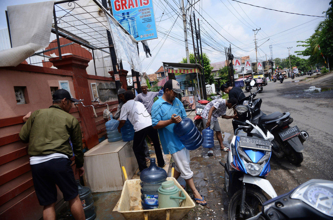 Warga Ramai mengantri dan mendapatkan air minum mineral isi ulang Gratis yang disediakan oleh seorang warga bernama A Rahman didepan Rumahnya, Jalan Bambang Utoyo IT2 Lemabang Palembang (8/9), bergalon galon air diambil warga secara tertib dari 2 kran yang disediahkan.. warga sekitar maupun warga lain antusias mendapatkan air langsung minum A Rahman Water ini. Kepedulian warga membantu warga lainnya membuat persatuan menuju Indonesia Maju.