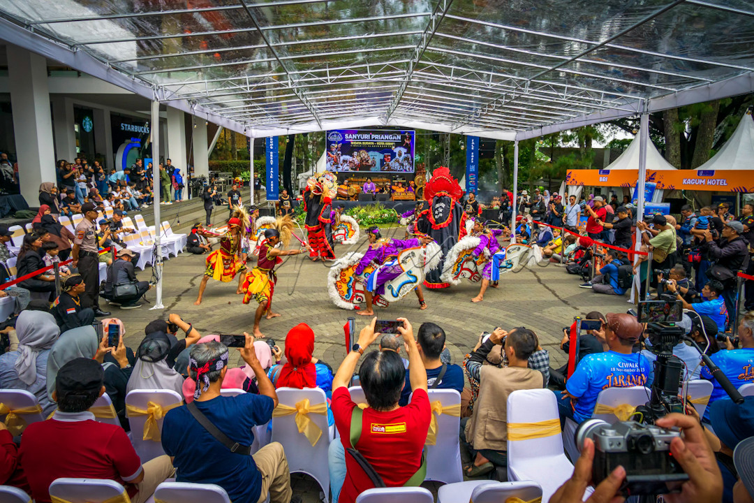 Penampilan para seniman Jaranan khas kediri di salah satu mall kota Bandung, 18 November 2023, dalam rangka Melestarikan Budaya dan mengenalkan budaya khas kota kediri di kota priangan Guna Meningkatkan Persatuan Bangsa.