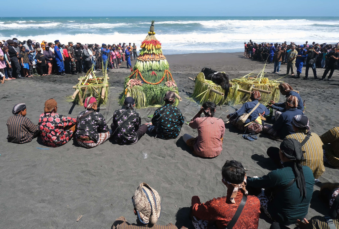 Upacara Larungan sesaji dalam rangkaian acara Gelar Budaya Pantai Goa Cemara,Bantul Jogjakarta sebagai wujud terimakasih kepada semesta yang telah memberikan kelimpahan rejeki bagi warga sekitar.