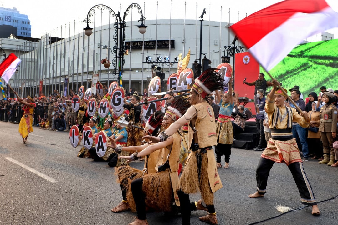 Dalam kirab Pancasila mengusung Bhineka Tunggal ika terlihat jelas bahwa bangsa kita adalah bangsa kesatuan yang mengusung Bhineka Tunggal Ika berbeda tetap satu tujuan. meskipun kita negara kepulauan terbesar di dunia akan tetapi kita adalah satu kasatuan dalam Bhineka Tunggal Ika berlandaskan asas Pancasila