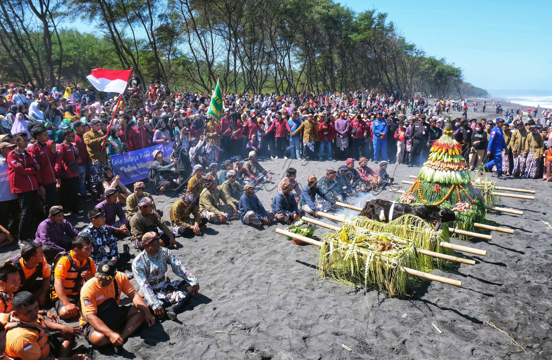 Upacara Larungan sesaji dalam rangkaian acara Gelar Budaya Pantai Goa Cemara Bantul Jogjakarta sebagai wujud terimakasih kepada semesta yang telah memberikan kelimpahan rejeki bagi warga sekitar.