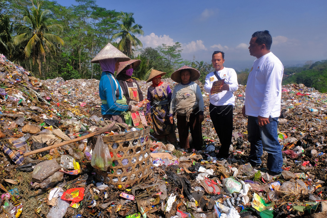 Petugas Komisi Pemilihan Umum (KPU) menyampaikan sosialisasi Pemilu 2024 kepada pemilah sampah di Tempat Pembuangan Akhir (TPA) Sanggrahan, Kranggan, Temanggung , Jawa Tengah, Jumat (23/6/2023). Guna mensukseskan pesta demokrasi petugas KPUD bersama Panitia Pemilihan Kecamatan (PPK) melaksanakan sosialisasi Pemilu 2024 secara langsung kepada kelompok masyarakat yang memiliki keterbatasan mengakses informasi.