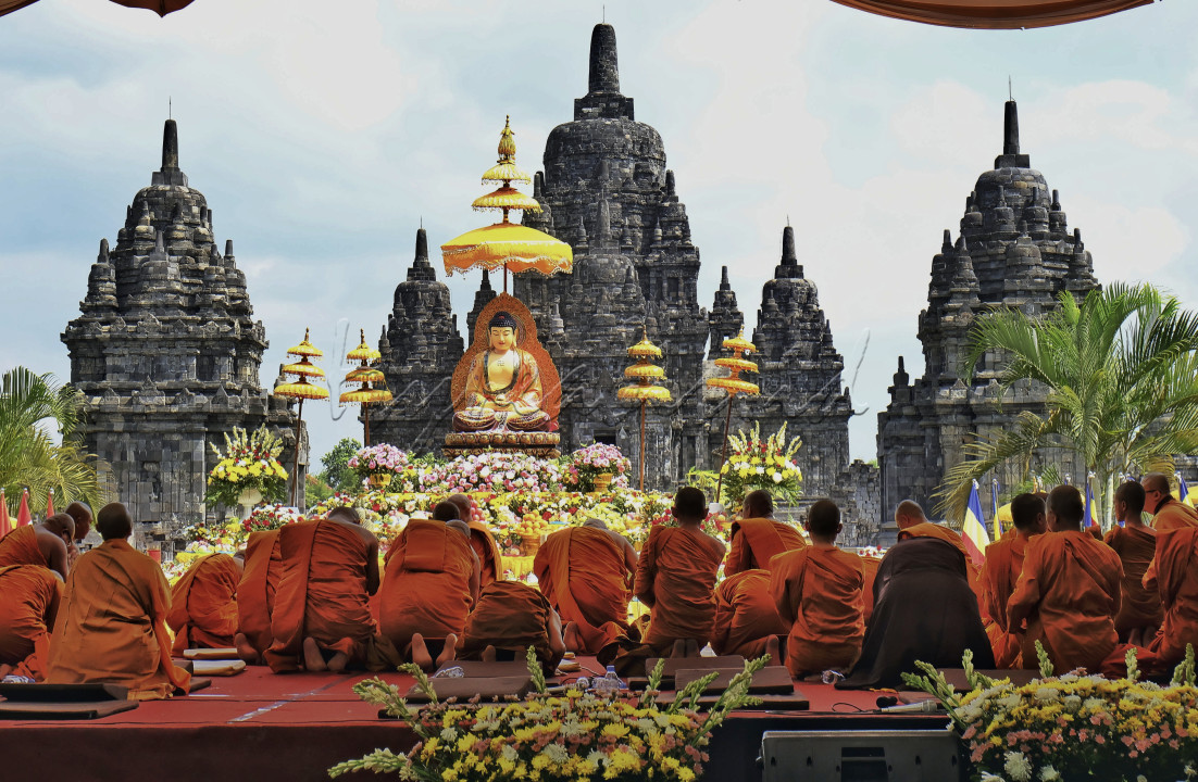 Sesaat setelah detik detik Waisak,para bhiksu menghadap candi untuk penghormatan sebagai tanda selesai upacara.