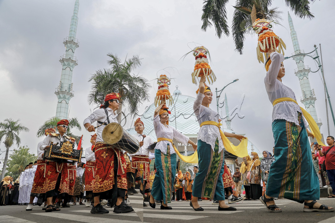 Para peserta pawai festival Budaya Tangerang melintas depan Masjid Al Itihad, Tangerang.