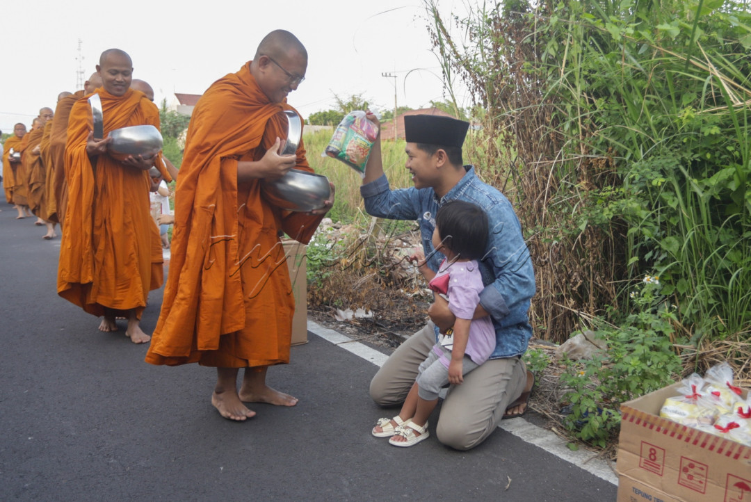 PINDAPATA: Para bikhu menerima sedekah makanan dari umat muslim saat upacara pindapata di Kota Mojokerto Jawa Timur, (04/6/2023), di Kota Mojokerto terdapat ragam budaya dan agama, kerukunan terjalin dengan baik dikota itu.