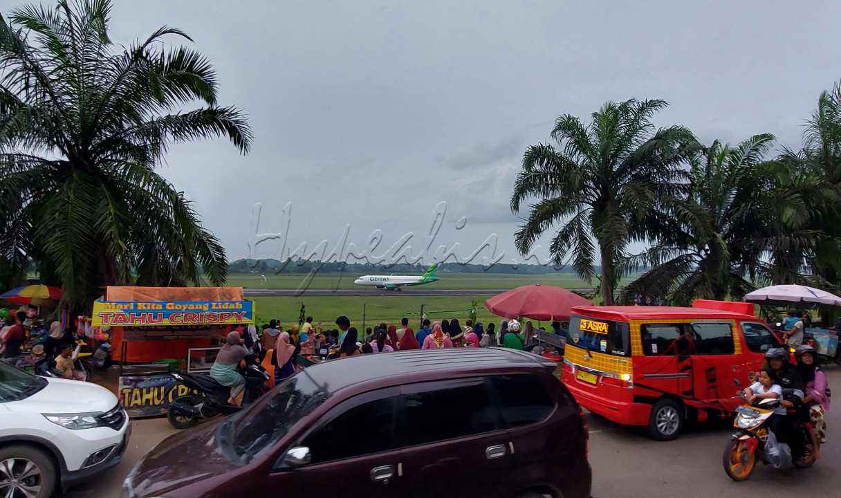Masyarakat Talang Betutu dan Sekitarnya memanfaatkan Libur weekend&nbsp; untuk berwisata Melihat lalu Lintas Udara, arus Pesawat terbang Bandara SMB II Palembang ( 25/12), dari Bekas Bandara Lama Talang Betutu Palembang. Wisata dadakan ini makin meluas peminatnya bahkan hari biasa pun tetap ramai, banyak warga Palembang dan sekitarnya bahkan dari luar kota mengajak anak anaknya dan keluarga untuk berwisata ini..Masyarakat setempat pun memanfaatkan kesempatan ini untuk berniaga disekitar lokasi. Setelah Pademi ini mereda, pertumbuhan Transportasi mulai membaik, ekonomi mulai meningkat dan Pertumbuhan Parwisata ikut terdorong maju. Masyarakat pun berangsur angsur menapa kembali kehidupan sosail, ekonomi, dan budayanya.
