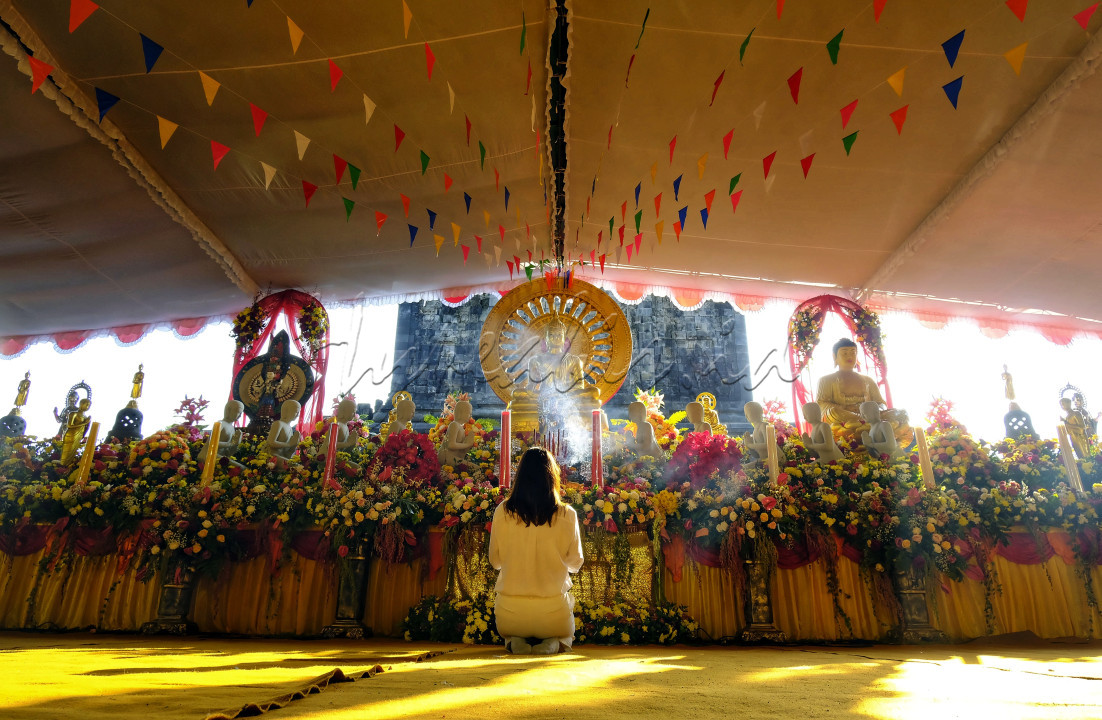 Memanjatkan doa di depan altar candi Mendut&nbsp; setelah selesai upacara dalam rangkaian Waisak .