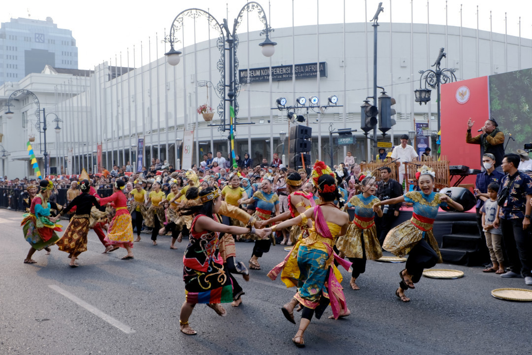 beberapa penari dari berbagai daerah dari Jawa Barat,Jawa Tengah,Bali, Sumatera,Papua dan lainnya bahagia bersama menari dalam satu tarian dalam kirab Pancasila yang berlangsung di depan gedung merdeka Jalan Asia Africa kota Bandung