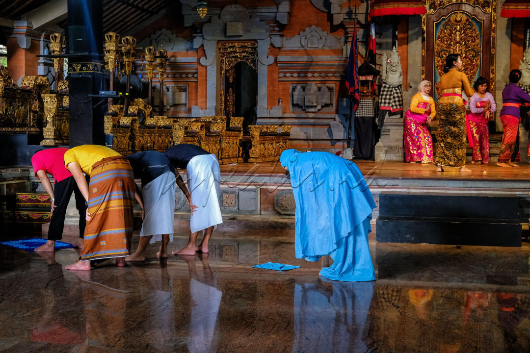 Sejumlah warga muslim sedang sholat di sebuah sanggar tari di Bali.