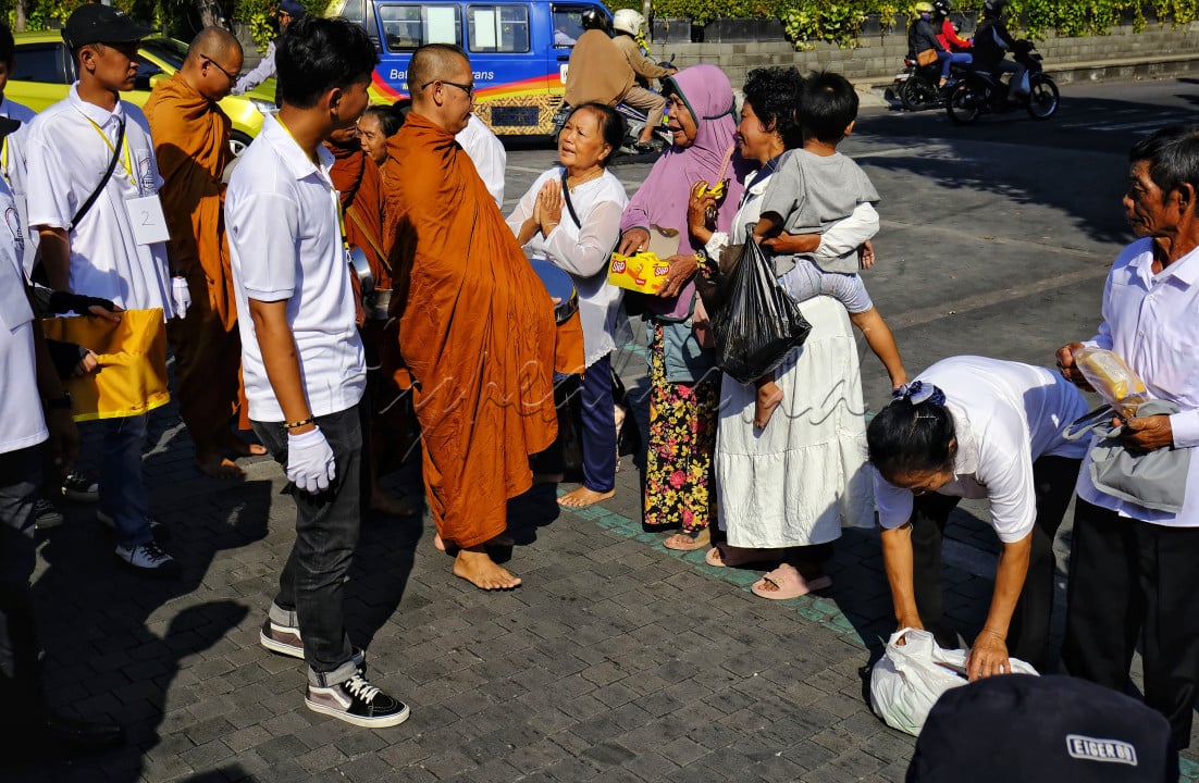 Upacara Pindapatta di depan Balai kota Solo dalam rangkaian acara Waisak 2567