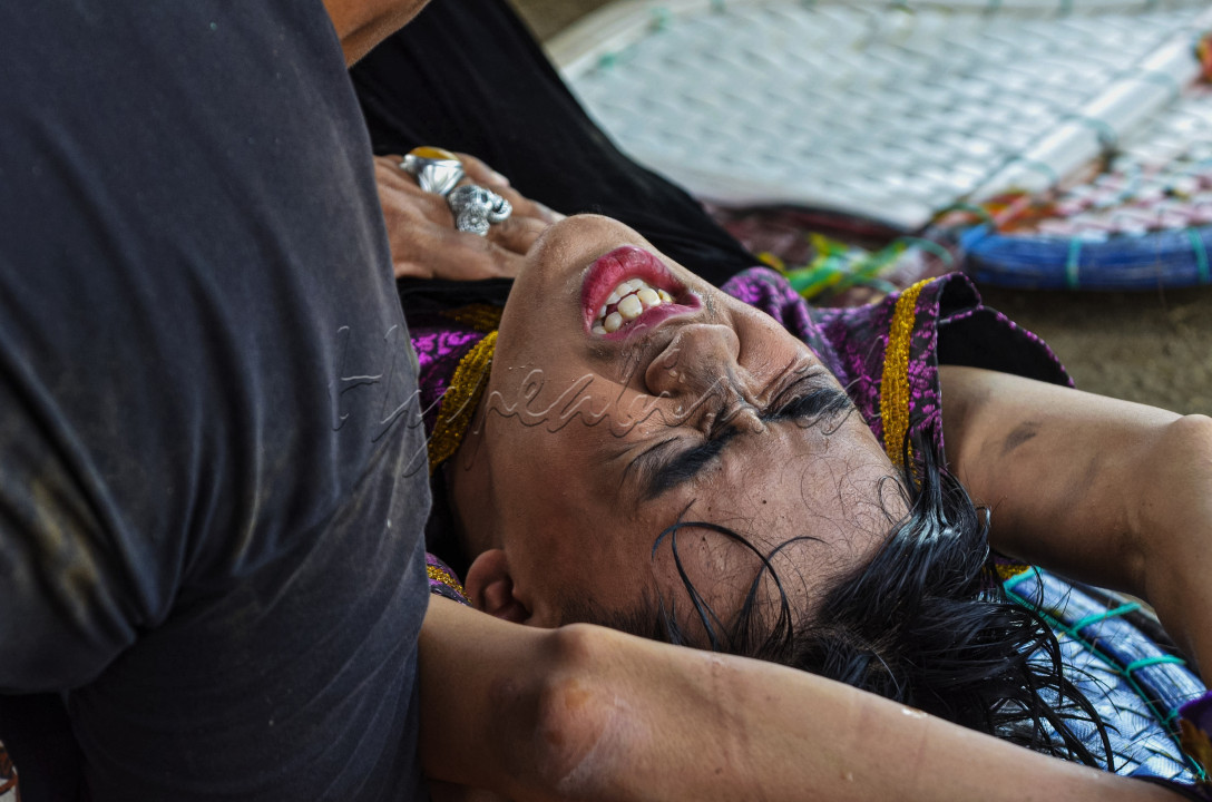 Jathilan, sebuah persembahan budaya yang meleburkan keanggunan tarian dan kekuatan arwah mistis. Dengan langkah-langkah lincah, penari-penari Jathilan membiarkan diri mereka menjadi perpanjangan dari kuda-kuda perkasa yang mereka perankan. Setiap gerakan mengalir bak riak mimpi, memanggil kenangan-kenangan yang tenggelam dalam aliran waktu.<br />
<br />
Di balik tabir serangan-serangan kuda palsu yang dilakukan dengan penuh semangat, Jathilan adalah refleksi dari hubungan antara manusia dan alam. Aura magis menyelimuti setiap goyangan, menciptakan sebuah pertunjukan yang tidak hanya memikat mata, tetapi juga merambah ke dalam jiwa penonton. Suara gamelan yang menggema, irama gendhing yang memukau, semuanya menyatu dalam harmoni yang mengangkat perasaan dan merayakan warisan leluhur.<br />
<br />
Jathilan bukan hanya tarian, tetapi juga perjalanan spiritual yang menghubungkan masa lalu, kini, dan masa depan. Melalui setiap langkahnya, Jathilan mengajak kita meresapi keindahan dan kekuatan budaya yang terus hidup, seolah menari di antara lapisan waktu yang tak terhingga.
