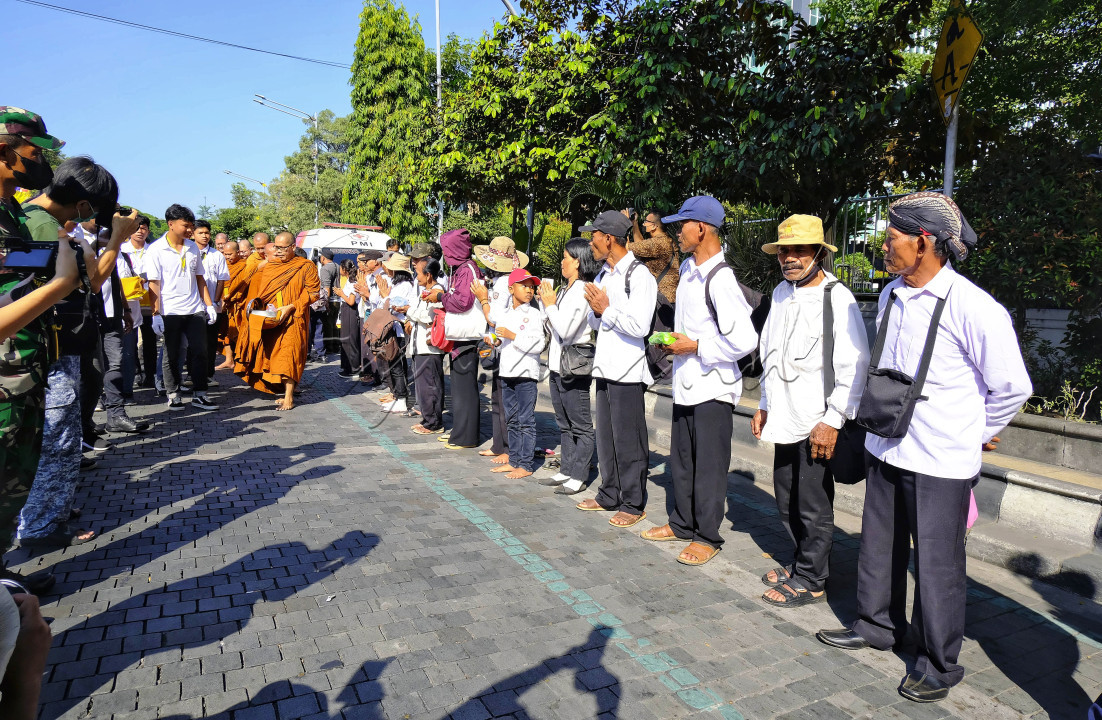 Upacara Pindapatta di depan Balai kota Solo dalam rangkaian acara Waisak 2567