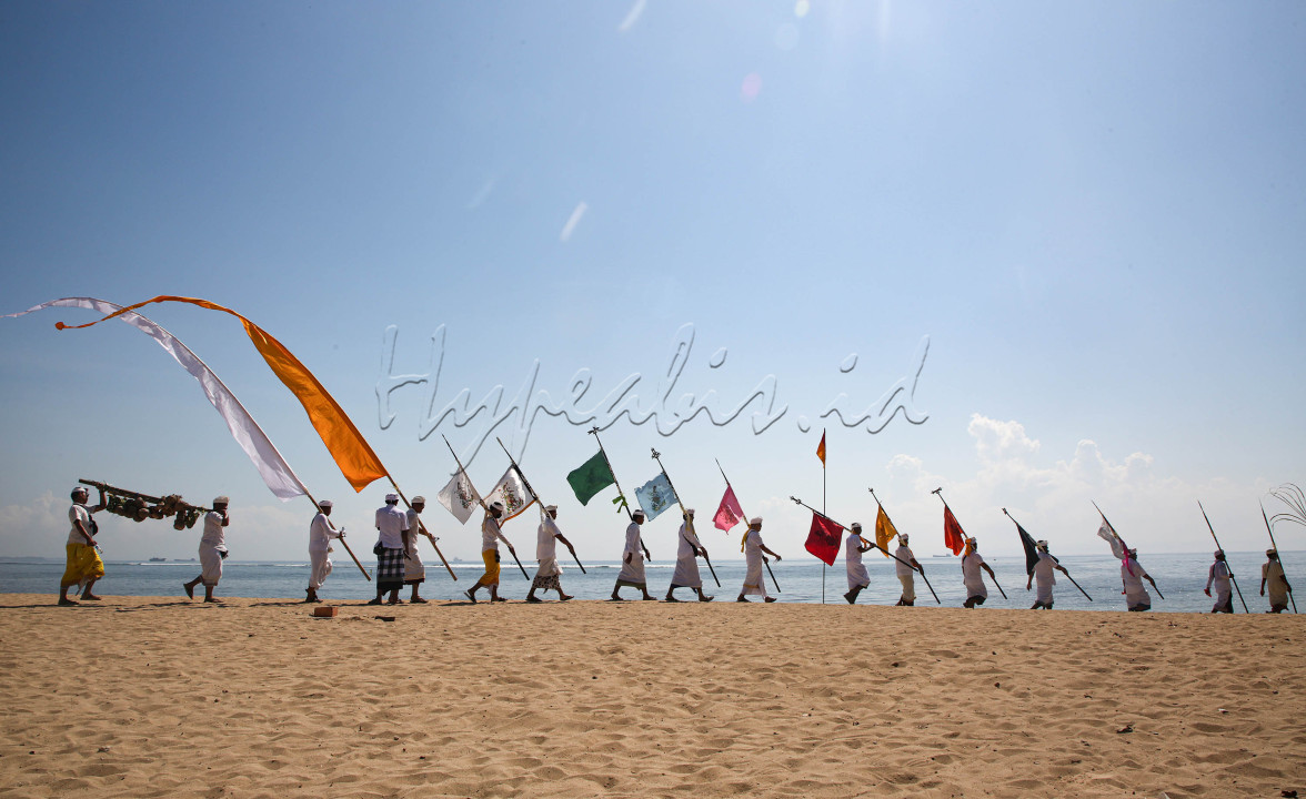 Arak-arakan umat Hindu yang melaksanakan upacara Melasti di pantai Samuh, Badung, Bali, Minggu (19/03/2023). Upacara Melasti desa adat Bualu itu diikuti oleh delapan banjar. Solidaritas antar banjar terpancar dari upacara keagamaan seperrti melasti. &nbsp;<br />
&nbsp;
