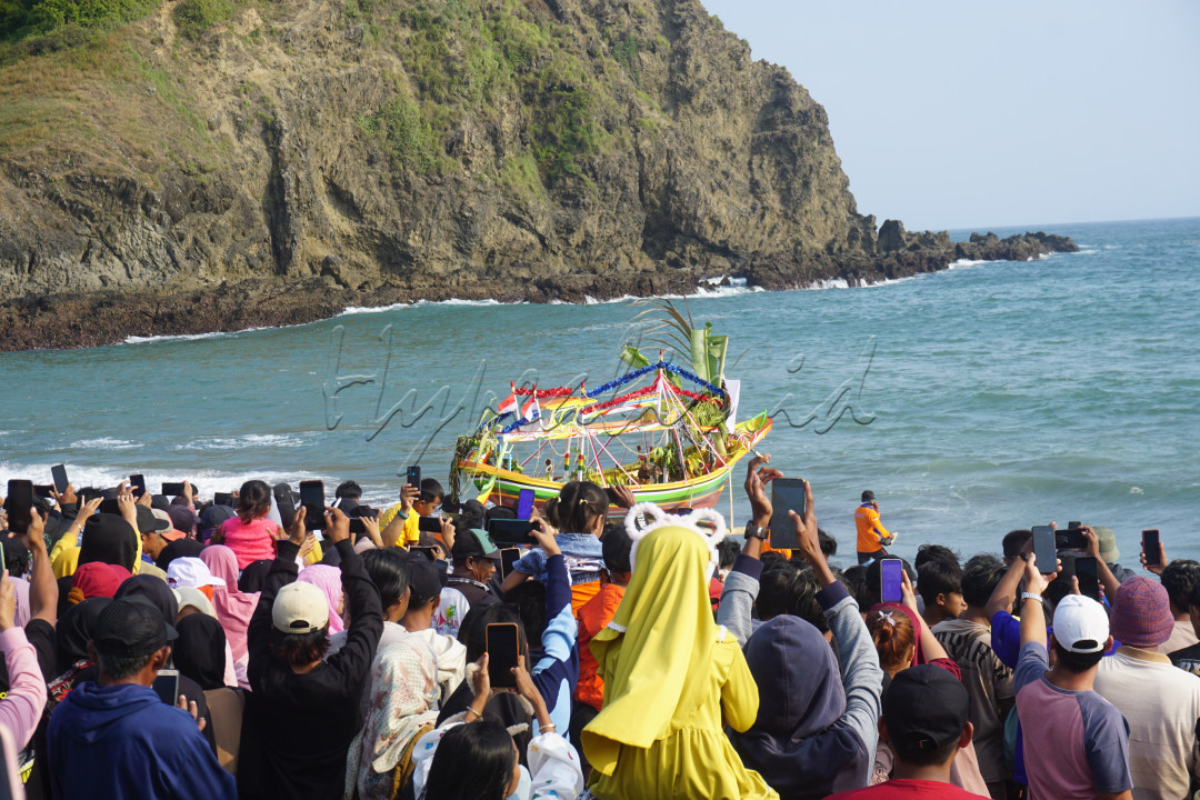 Dalam riuh rendah ombak yang memeluk pantai, petik laut menjadi simbol keindahan yang menyatukan hati. Seperti halnya benang yang menganyam kain, petik laut penyambung silaturahmi, memperkuat ikatan batin yang mengalir di antara kita. Setiap butirannya adalah pesan cinta dari samudera yang tak pernah lelah menyapa daratan. Begitu juga silaturahmi yang tak kenal jarak, petik laut mengajarkan tentang kebersamaan yang melampaui batas dan menjelma menjadi peluk hangat bagi persahabatan yang terus tumbuh. Di setiap senandung ombaknya, terdapat pesan tentang keakraban dan kesatuan, menciptakan harmoni di dalam kehidupan sebagaimana petik laut yang merajut jalinan tak terlihat di dasar lautan yang dalam
