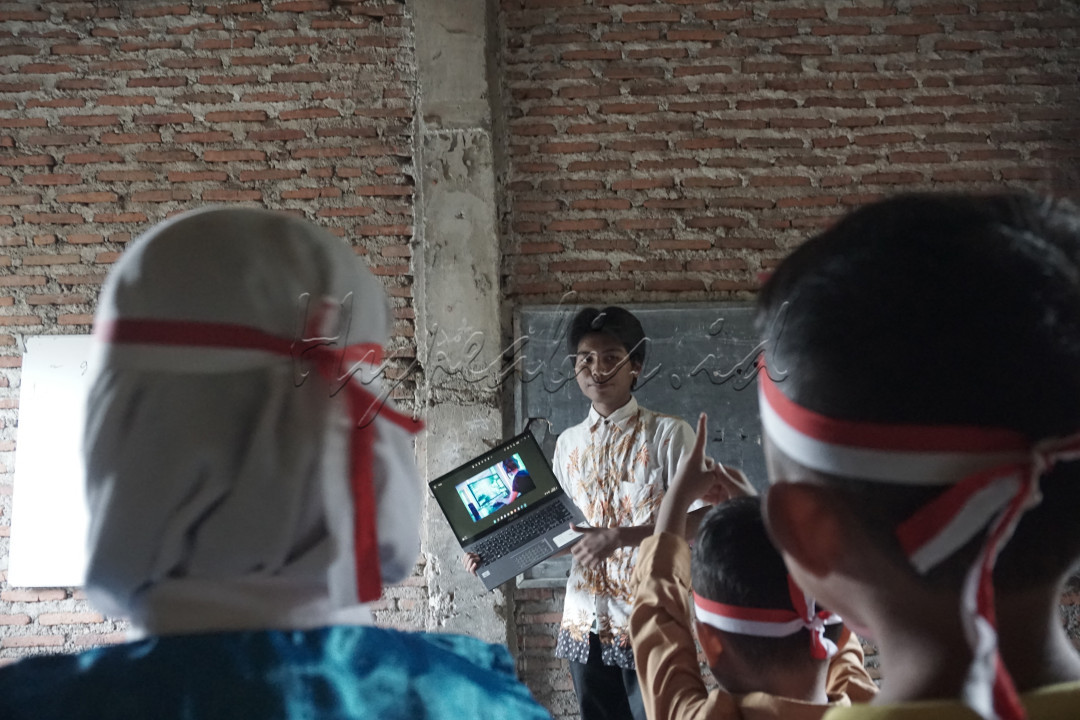Merawat dalam pendidikan adalah tugas suci yang memetik benih-benih kebijaksanaan dan membentuk masa depan. Sebagaimana seorang tukang kebun memelihara bunga-bunga indah, pendidik berperan sebagai penjaga kecerdasan dan kebaikan di hati para generasi penerus. Dengan penuh dedikasi, mereka menyirami setiap pikiran dengan ilmu pengetahuan, menciptakan lingkungan yang subur untuk pertumbuhan karakter dan bakat. Merawat dalam pendidikan bukan hanya tentang mengajar, tetapi juga memberikan kehangatan, memberdayakan, dan menginspirasi setiap individu untuk meraih potensinya. Sebuah perjalanan cemerlang yang membutuhkan sentuhan kasih sayang dan keteladanan, sehingga bunga-bunga kecerdasan dapat berkembang dengan gemilang di kebun ilmu pengetahuan