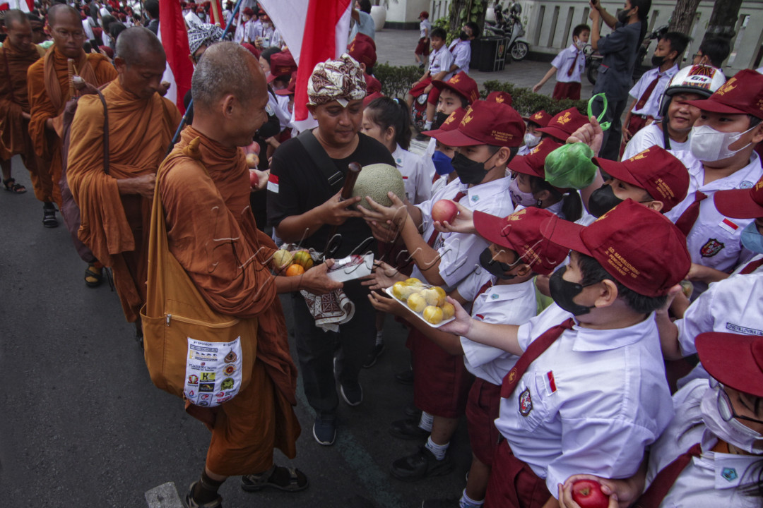 <p>Siswa SD Theresiana memberikan bekal makanan kepada biksu yang mengikuti ritual Thudong seusai tiba di Kota Semarang, Jawa Tengah, Minggu (28/5/2023). Sebanyak 32 biksu dari Thailand tiba di Kota Semarang dan akan bermalam di Vihara Adi Dharma sebelum melanjutkan perjalanan menuju Candi Borobudur dalam rangka menyambut Hari Raya Waisak pada 4 Juni mendatang.</p>