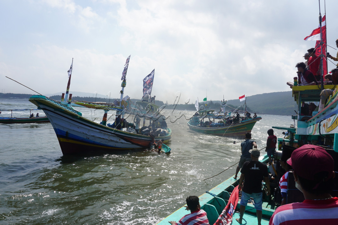 Laut adalah saudara yang tak pernah berhenti memeluk pantai-pantai kita dengan kelembutan dan kekuatannya. Dalam lautan yang luas, kita menemukan kebersamaan yang mendalam, di mana ombak dan pasir saling berbisik cerita. Seiring deburan gelombang, kita belajar arti dari solidaritas yang abadi, di mana setiap tetes air laut adalah bagian dari kisah besar yang menghubungkan kita semua. Dalam pelukan lautan, kita menemukan persaudaraan yang tak terucapkan, mengingatkan kita bahwa, seperti air yang saling bersatu, kebersamaan adalah kekuatan yang memberi kehidupan pada setiap kisah di setiap garis panta