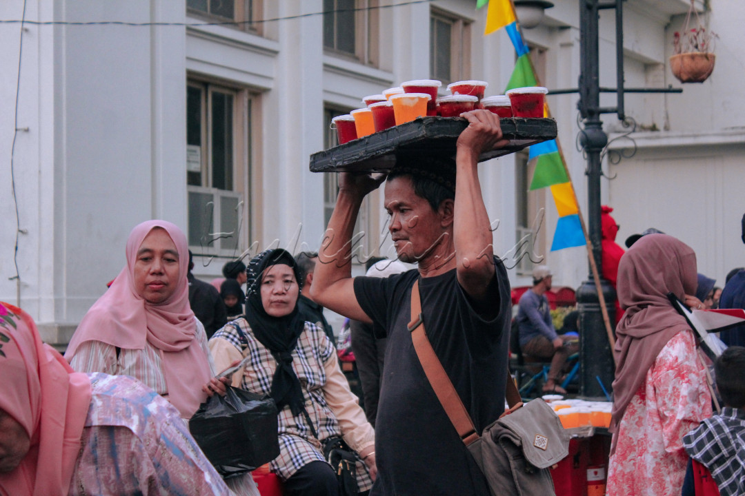 Dalam penggelaran acara Penganugrahan Ikon Prestasi Pancasila dan Kirab Pancasila pada hari Sabtu, 9 September 2023. Jalan Asia Afrika dipenuhi oleh benyak pengunjung, begitu pula dengan para pedagang, tidak hanya pedagang kaki lima tapi banyak juga pedagang asongan yang memenuhi acara tersebut. Acara seperti itu tentunya menjadi peluang bagi masyarakat disana dalam meningkatkan ekonomi, khususnya perdagangan.