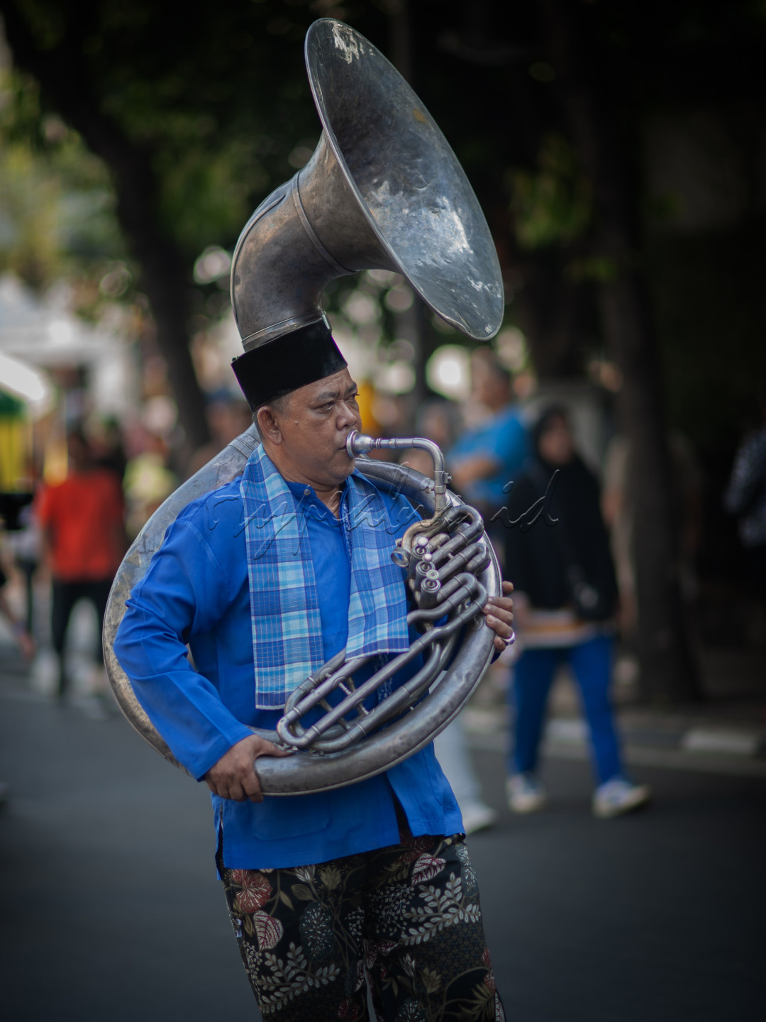 Di tengah maraknya moderenisasi dan teknologi kita jangan melupaka adat dan istiadat budaya bangsa Indonesia