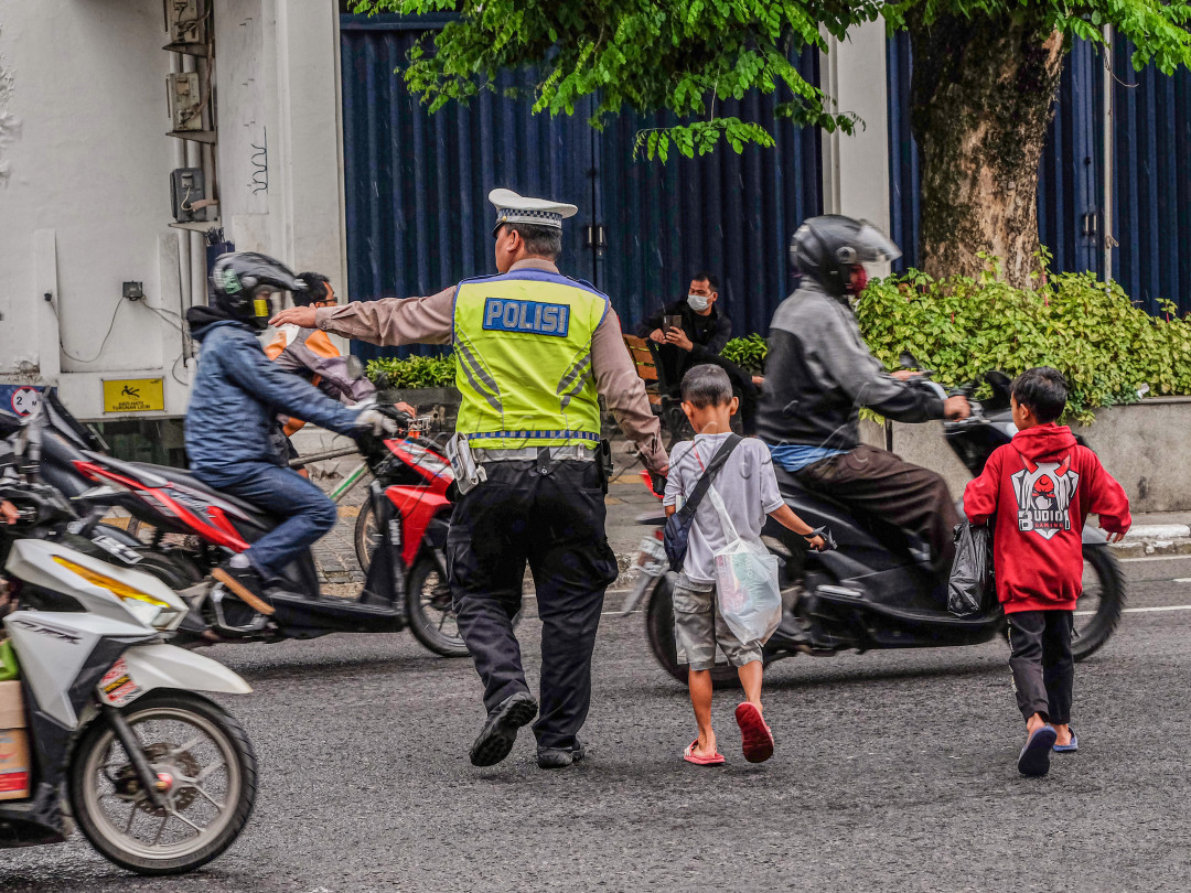 Kepedulian&nbsp; seorang polisi menyebrangkan anak anak di salah satu jalan di Kota Bandung memberikan rasa aman dan nyaman pada masyarakat.&nbsp;