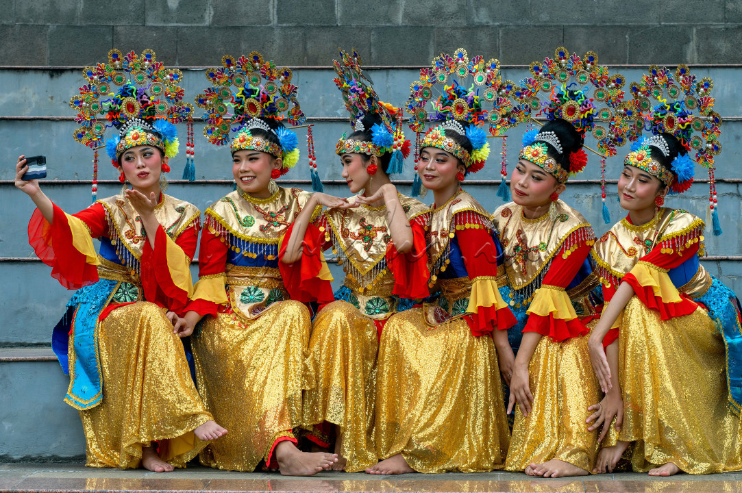 Grup barongsai Pabuaran, Bununng Sindur menghibur warga keturunan Tionghoa saat beratraksi keliling. kampung dalam rangka memeriahkan perayaan Tahun Baru Imlek&nbsp; 2023 diwilayah Pabuaran, Gunung sindur, Bogor.