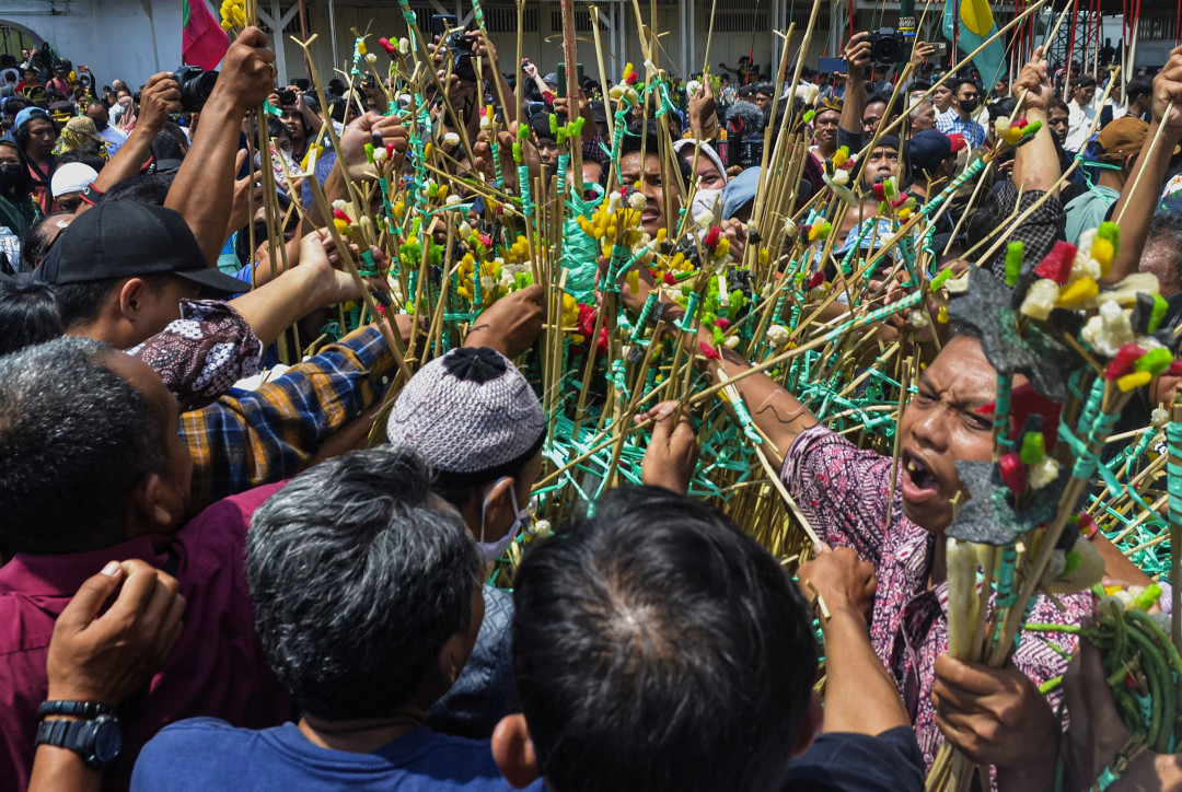 Garebeg Syawal, sebuah perayaan gemilang di bawah sinar hangat bulan Syawal, mengubah kota menjadi karnaval warna-warni yang meriah. Dalam setiap detiknya, Garebeg Syawal tidak hanya merayakan kemenangan spiritual setelah berpuasa, tetapi juga membangkitkan semangat persatuan dan kebersamaan.<br />
<br />
Jalanan yang dipenuhi oleh parade kuda-kuda perang, menari dengan megah bersamaan dengan sorak sorai dari para penonton yang penuh semangat. Aroma bunga-bunga segar yang dihiasi pada setiap kuda dan kereta persembahan menjadi semacam simbol kehidupan yang berkembang setelah bulan suci Ramadan.<br />
<br />
Garebeg Syawal tak hanya memanjakan mata dengan keindahan visualnya, tetapi juga memanjakan lidah dengan hidangan khas yang melimpah. Dari jajanan tradisional hingga hidangan khas lebaran, setiap sudut kota menjadi saksi bisu dari kelezatan dan keragaman kuliner yang memikat selera.<br />
<br />
Namun, di balik keriaan dan kenikmatan itu, Garebeg Syawal adalah tentang berbagi dan kepedulian. Momentum ini mengajarkan kita untuk bersatu dalam keberagaman, menyatukan hati dalam canda dan tawa, dan merayakan persahabatan sejati. Sebuah perayaan yang mengingatkan kita bahwa keindahan terbesar terletak dalam kemampuan kita untuk saling mencintai dan berbagi kebahagiaan di bawah bayang kasih sayang Tuhan yang maha Esa.