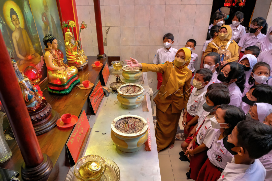 Puluhan siswa SDN Kepatihan Solo mengunjungi Kelenteng Tien Kok Sie di kawasan Pasar Gede, Rabu (2/2/2023). Didampingi guru pengajar para siswa nampak antusias mengikuti kegiatan&nbsp;outing class<br />
<br />
Citra budaya Indonesia dalam visual ini adalah upaya untuk menanamkan toleransi keagaman pada para siswa.Pembelajaran akan&nbsp; keragaman budaya di nusantara di sisi lain siswa dapat mengetahui berbagai ilmu pengetahuan baru tentang agama lain di Indonesia.