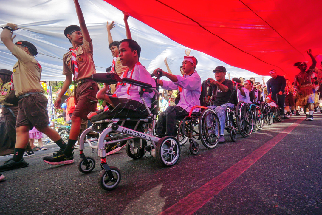 Indonesia dengan berbagai macam suku dan agama bersatu menjadi satu kesatuan yaitu NKRI.Pada gelaran bulan Kemerdekaan sangat terasa sekali rasa Kebhinekaan kita semua,bersatu bersama dalam perayaan HUT RI.<br />
Tentu kita bangga menjadi bagian dari NKRI itu,bangga bahwa Bangsa kita yang besar ini bisa menjadi kuat karena persatuan,yang terangkum dalam teks Sumpah Pemuda.