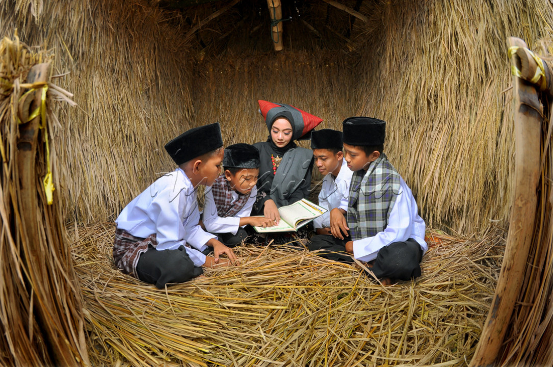 Guru adalah ilmu segalanya,tanpa guru kita tidak bisa apa apanya,sosialitas guru sangat bearti untuk kita pada masa nanti sebagai insan dr kecil kita di didik untuk mengeri tentang segala hal,prilaku dan akhlak. Tanah Datar .30/11/2023