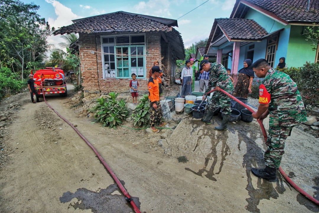 Kolaborasi antara relawan, masyarakat dan TNI memberikan bantuan air bersih kepada masyarakat desa Kalidadap, Wadaslintang, Wonosobo, Jateng. Yang mengalami kekurangan air bersih akibat musim kemarau panjang.