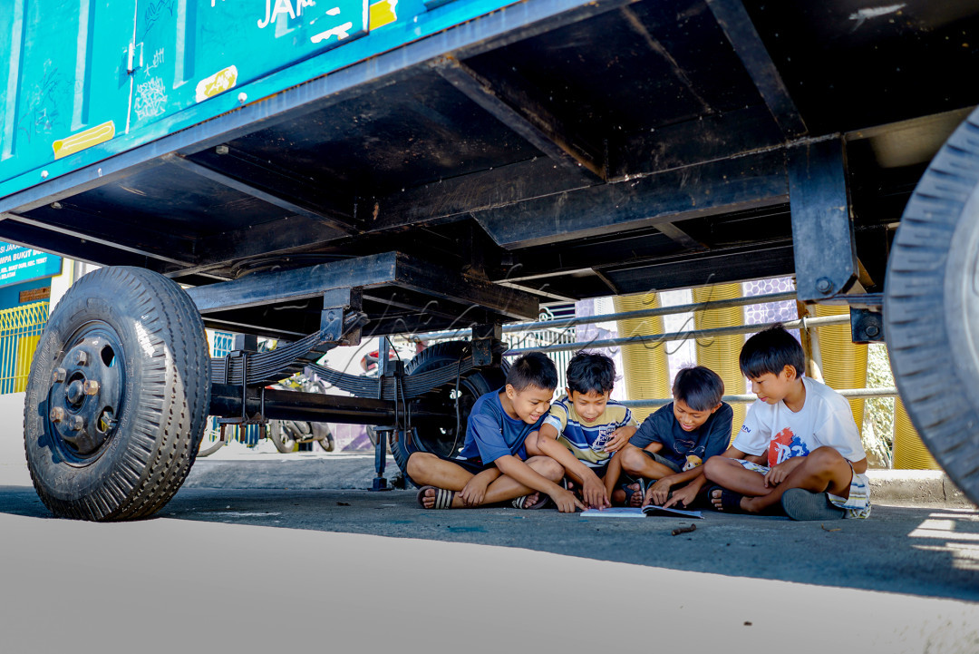 Melihat mereka menikmati bahan buku bacaan baru bersama-sama, menjadi satu cerita kebersamaan sejak masa anak-anak