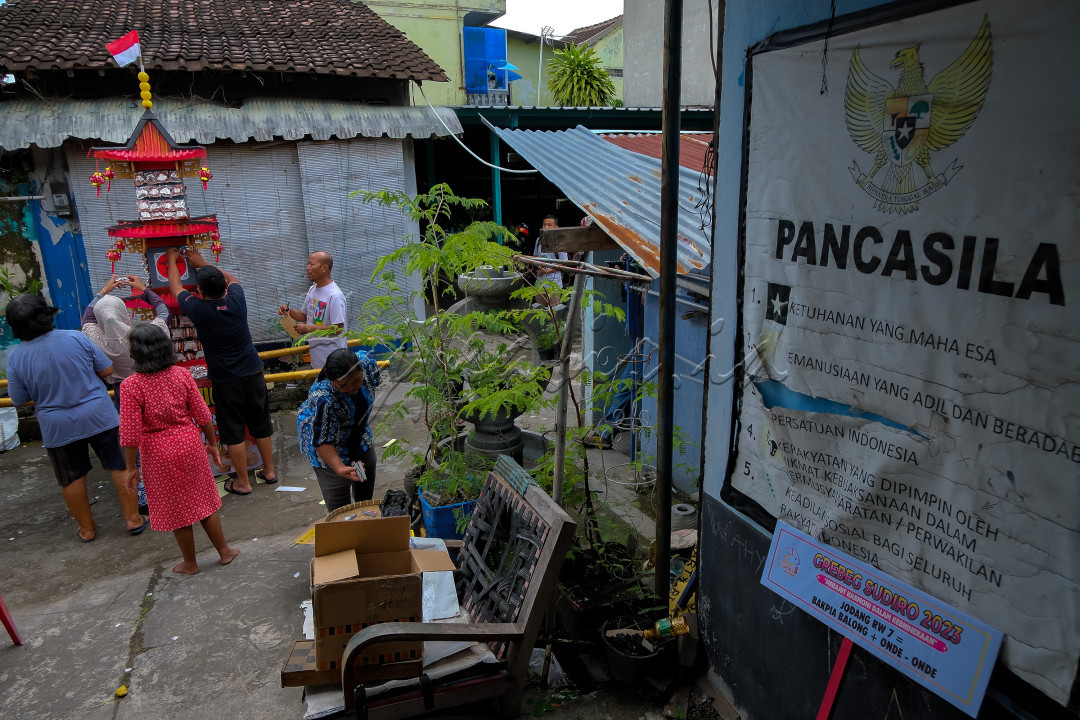 Ribuan orang menyemut di sekitar Pasar Gede Solo.Sebuah perayaan yang penuh kegembiraan<br />
Grebeg Sudiro berlangsung sejak tahun 2007 silam. Merupakan pengembangan tradisi yang berlangsung di Kampung Balong. Di&nbsp; kampung yang warga keturunan Tionghoa berbaur dengan warga etnis lain.<br />
<br />
Grebeg Sudiro membuktikan berhasilnya proses akulturasi budaya dari berbegai etnis. Tidak hanya dari namanya, perlengkapan yang digunakan, mereka yang terlibat dalam penyelenggaraan tradisi ini pun berasal dari berbagai etnis, warna kulit, keyakinan, golongan dan sebagainya. Grebeg Sudiro menjadi semacam perayaan akan indahnya kebhinekaan.