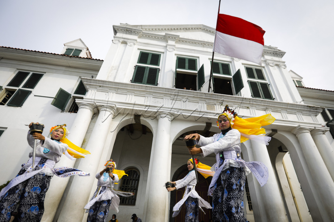 Penari beraksi saat pagelaran Hari Tari Sedunia di kawasan Taman Fatahillah, Kota Tua, Jakarta, Sabtu, 6 Mei 2023