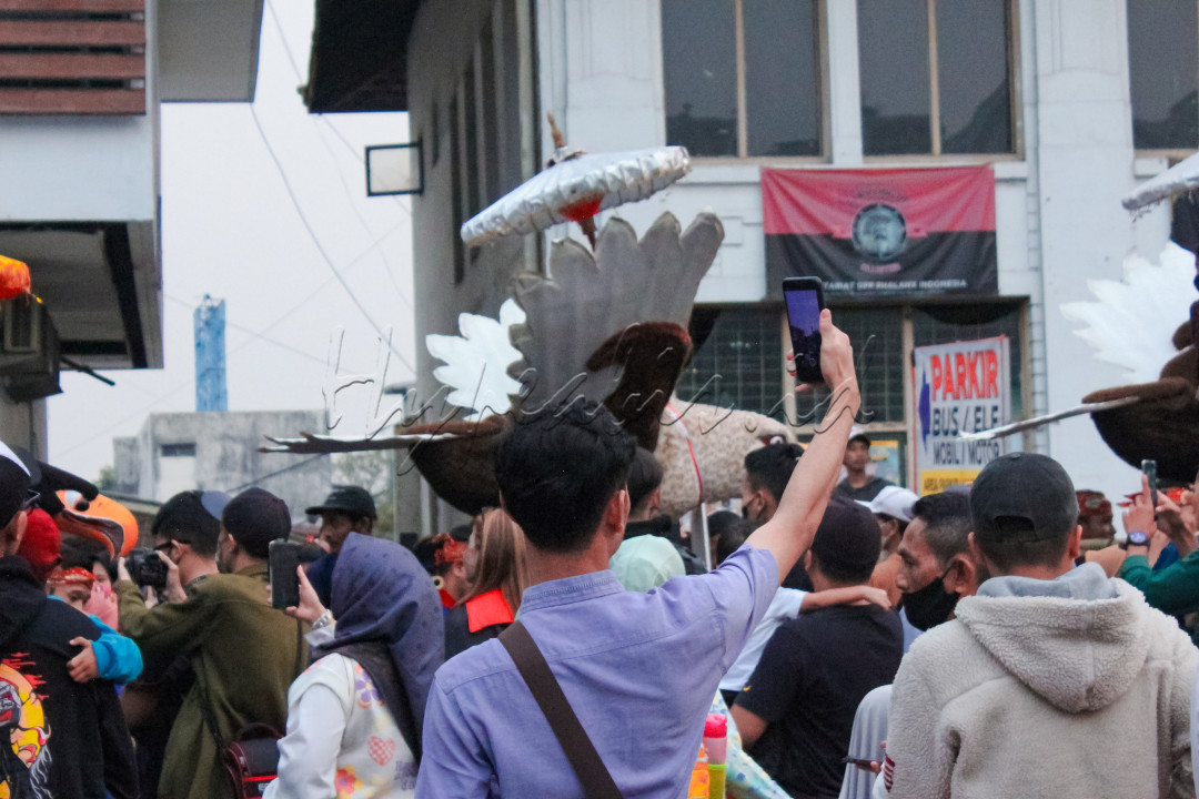 Saat ini teknologi berkembang dengan pesatnya, sehingga tidak dapat dipungkiri manusia tidak bisa lepas dari teknologi mulai dari anak-anak hingga dewasa. Salah satu pengaruh dari perkembangan teknologi tersebut adalah media sosial, anak muda jaman sekarang sudah tidak asing lagi dengan dunia media sosial, kapanpun dan dimanapun mereka selalu ingin tampil eksis dengan mengirim berbagai aktivitas mereka ke media sosial, hal tersebut tentunya tidak luput dari keingin populeran atau hanya sekedar ajang eksis saja.